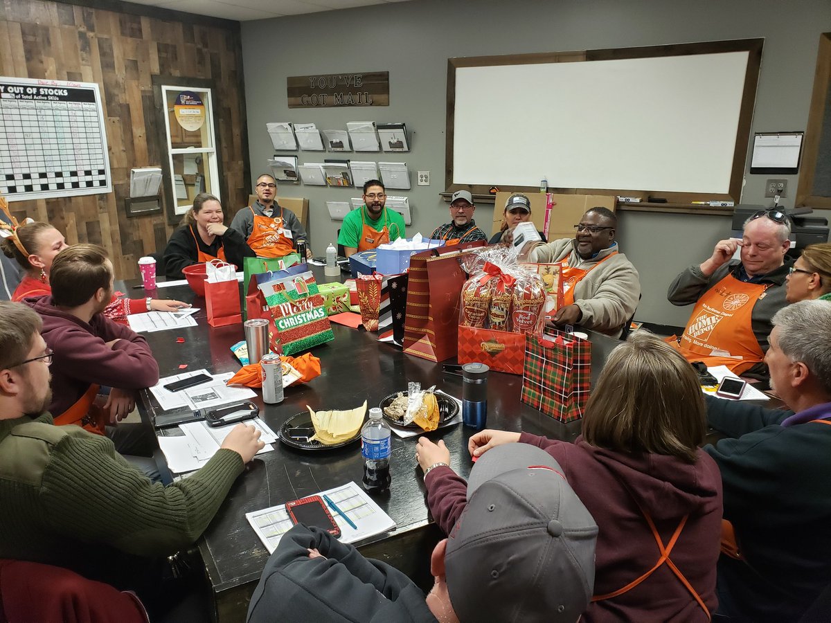 ChasingAutumn22's tweet image. White elephant in staff was, as usual, full of laughs and chaos!! Some of these gifts though! #coldhardcash #onfleek #monumental1541 @ThePacMan1541 @EdgerleTracy @LadyofTHD @WhereIsRico21 @willfromhd @DonnaBobonna80 @Rrs9kd2Sr