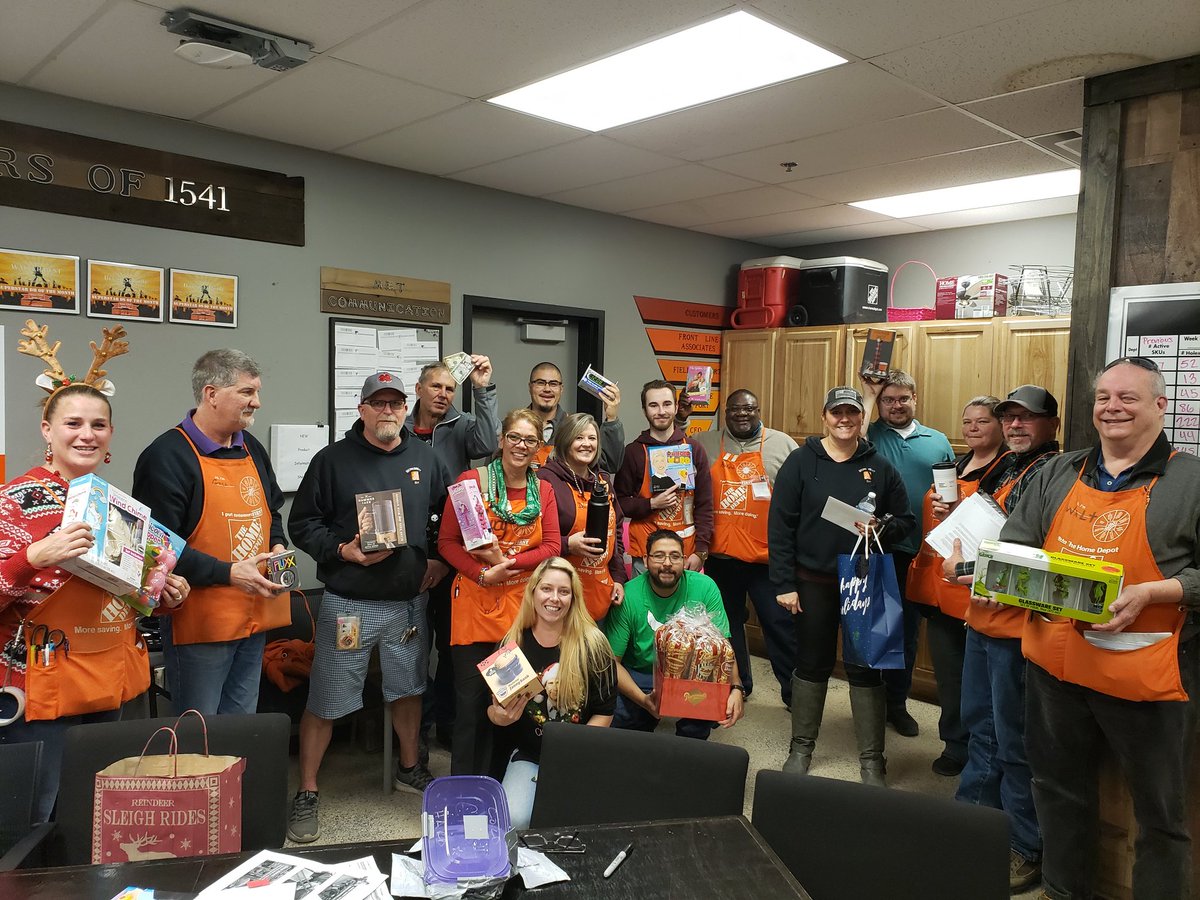 ChasingAutumn22's tweet image. White elephant in staff was, as usual, full of laughs and chaos!! Some of these gifts though! #coldhardcash #onfleek #monumental1541 @ThePacMan1541 @EdgerleTracy @LadyofTHD @WhereIsRico21 @willfromhd @DonnaBobonna80 @Rrs9kd2Sr