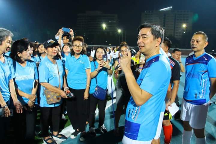 SuraiST's tweet photo. จริงๆ งานตั้งแต่ 21/12/62 แต่ว่าพึ่งจะมีการลงข่าววันนี้ #ชอบตรงพาดหัว
"มาร์ค" ควง "เชาว์" ฟาดแข้งการกุศลช่วยคนห้วยขวาง😊😊

ช่วงนี้อินกับรูปถือไมค์ โบกมือ😍😍
พลิ้วๆ(นึกว่าจะร้องเพลงกลางสนามงี้😘)
https://t.co/kU0EetadYY
#อภิสิทธิ์เวชชาชีวะ
#AbhisitVejajiva https://t.co/2b6pQoHEoH