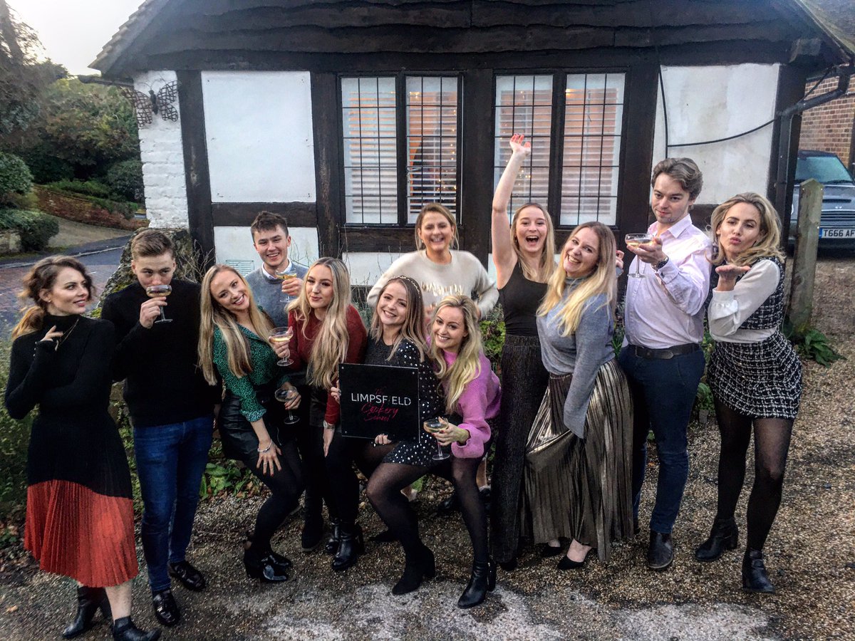 julianchenery's tweet photo. Fabulous Christmas Day picture of the 12 cousins #Chenerys #Derbyshires #Brownings https://t.co/puNBXCDZfy