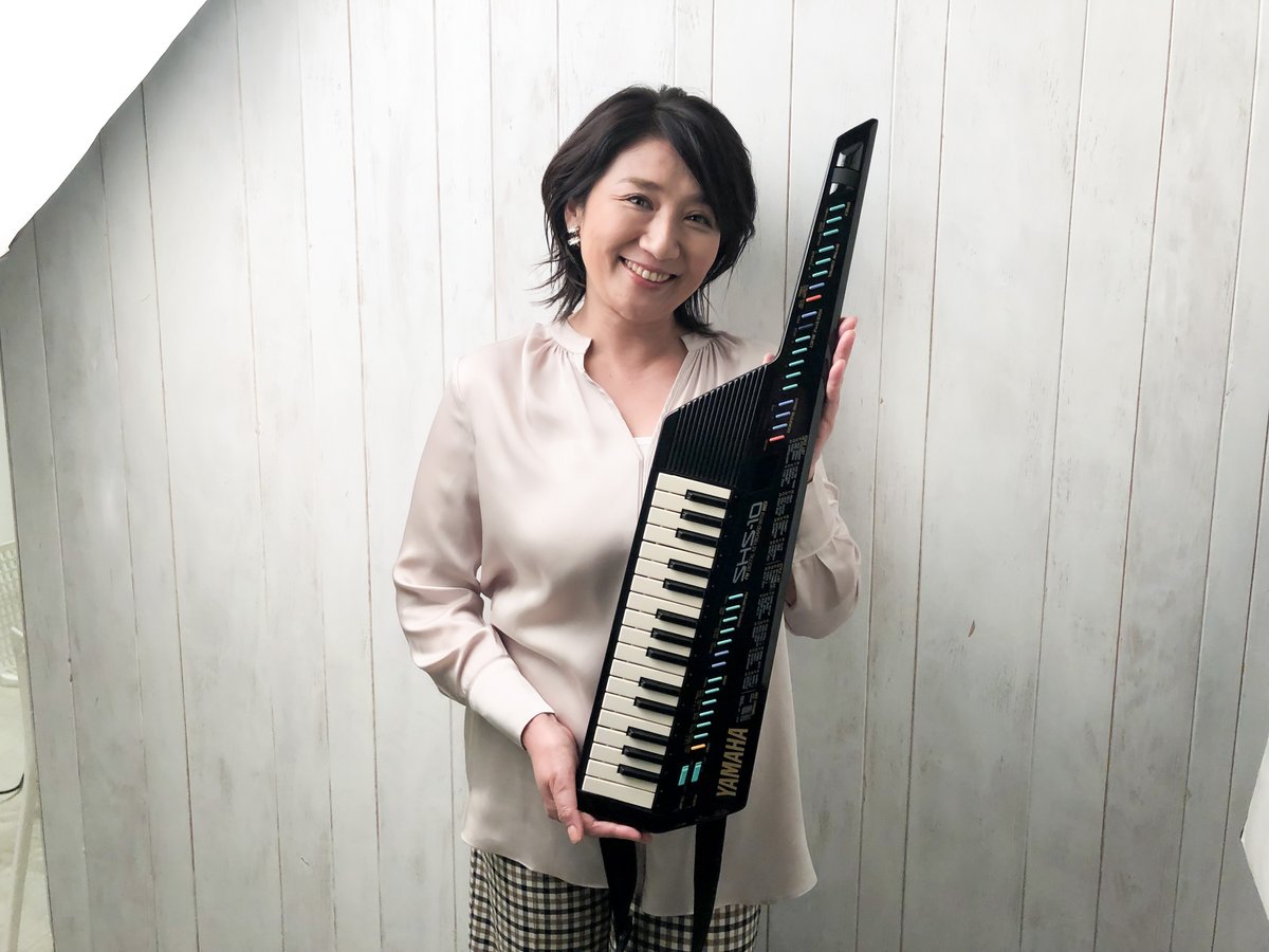 ヤマハ 音楽部 初代ショルキーと松下由樹さん 1987年 ショルダーキーボード ショルキー Shs 10のtvcmに出演していたのが松下由樹さんなんですよ 久しぶりの再会 ショルキー ショルダーキーボード 松下由樹 幸恵さん