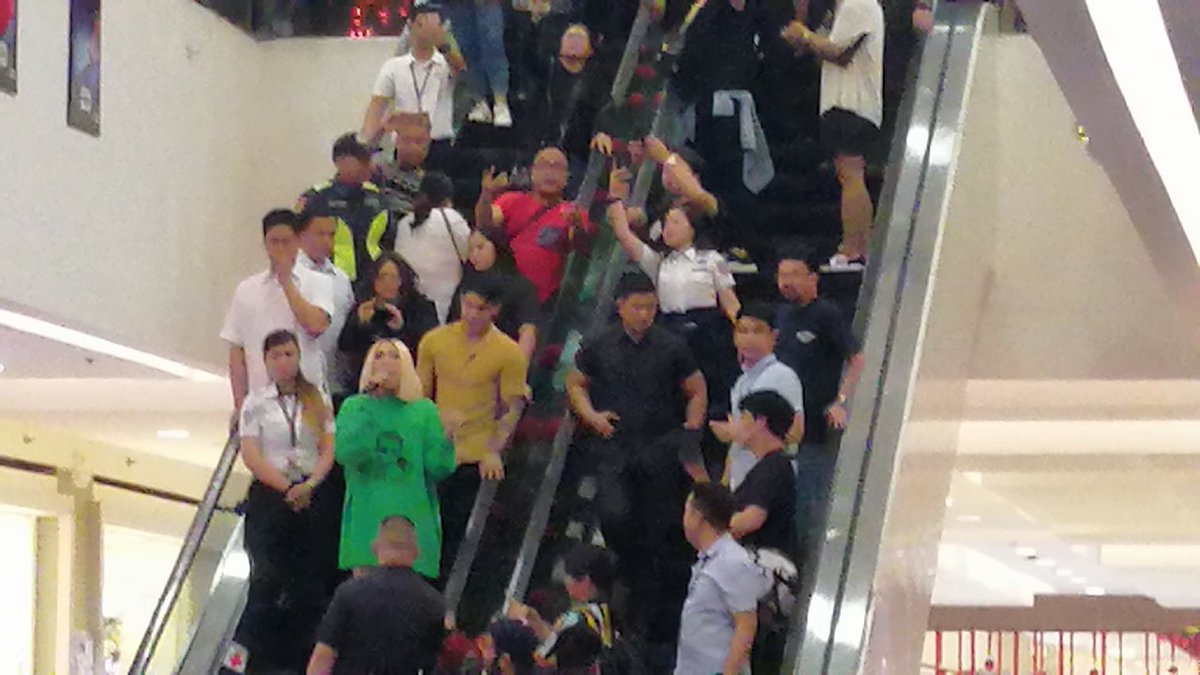 MRenneil's tweet photo. @vicegandako @ SM Pampanga ❤️
Wow, sobrang daming nag-abang 
#TheMallTheMerrier
#TheMallTheMerrierDay2 https://t.co/ly3PHnlFEe