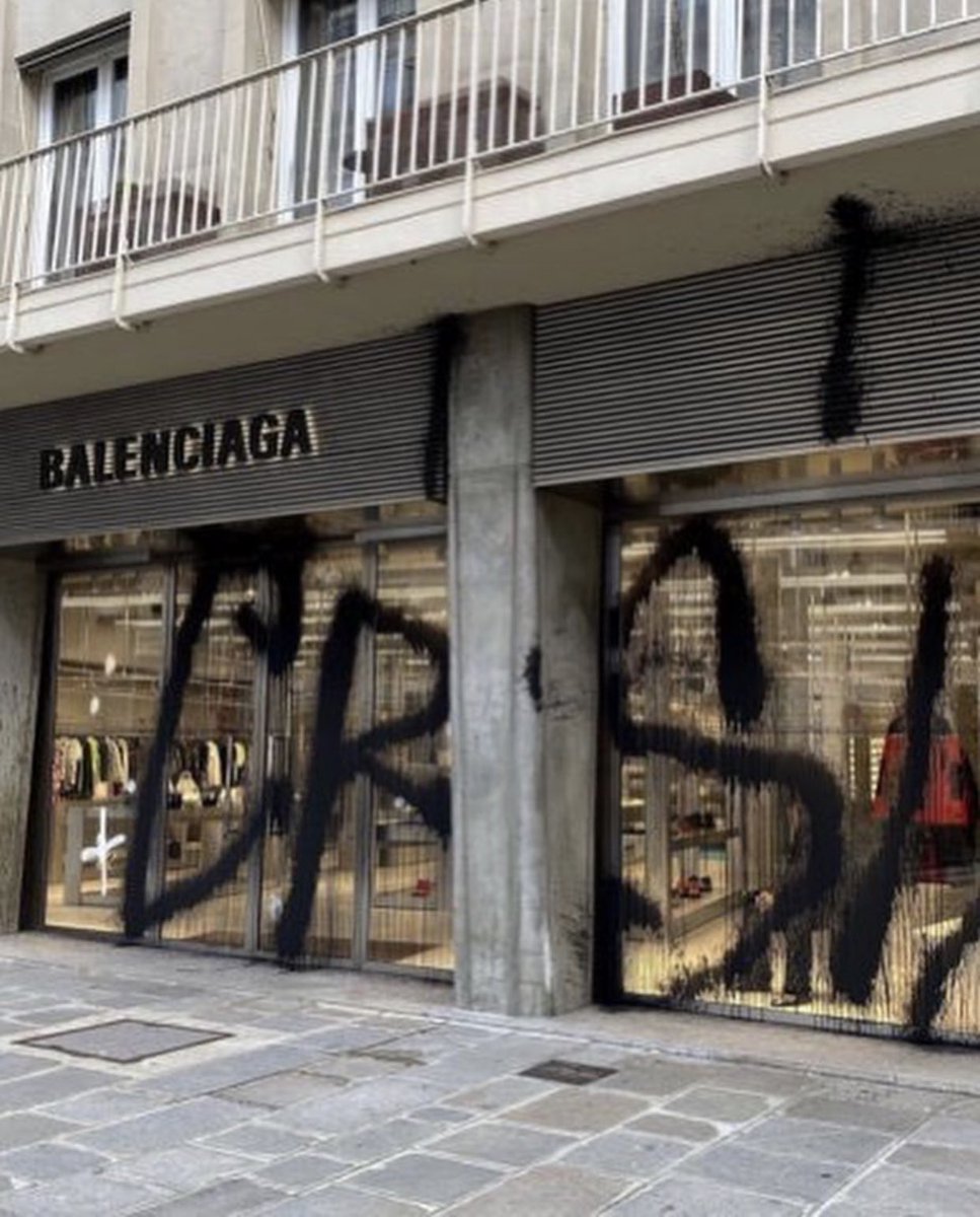 Barbes Magazine on Twitter: "Hier La boutique Balenciaga de la rue Saint Honoré a été recouverte par signé Kidult https://t.co/1wGWHSYM5e" / Twitter