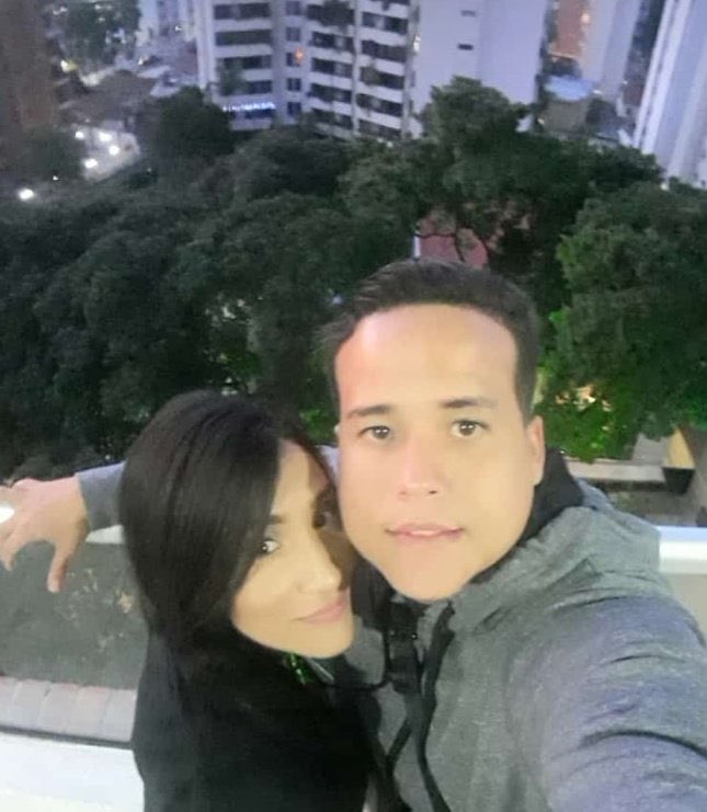 Beadrian's tweet image. (Por favor RT) liberen al periodista Victor Ugas. Víctor se casó hace 3 meses con Skarlyn Duarte. Se conocieron en el Sebin. Ambos estuvieron más de 2 años presos por escribir mensajes en twitter.  Víctor fue detenido nuevamente por ser el asistente del diputado Gilber Caro.