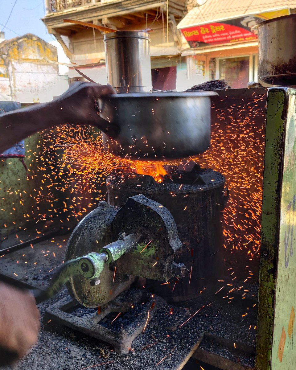 bhaveshnr's tweet photo. "When sparks fly, some truly great ideas come to light."
Some where in gujurat
#spark #heat #oneplus7 #mobilephotography #life #ideas #light #sparksoflight #sparksjoy https://t.co/sbwA2rGHYx
