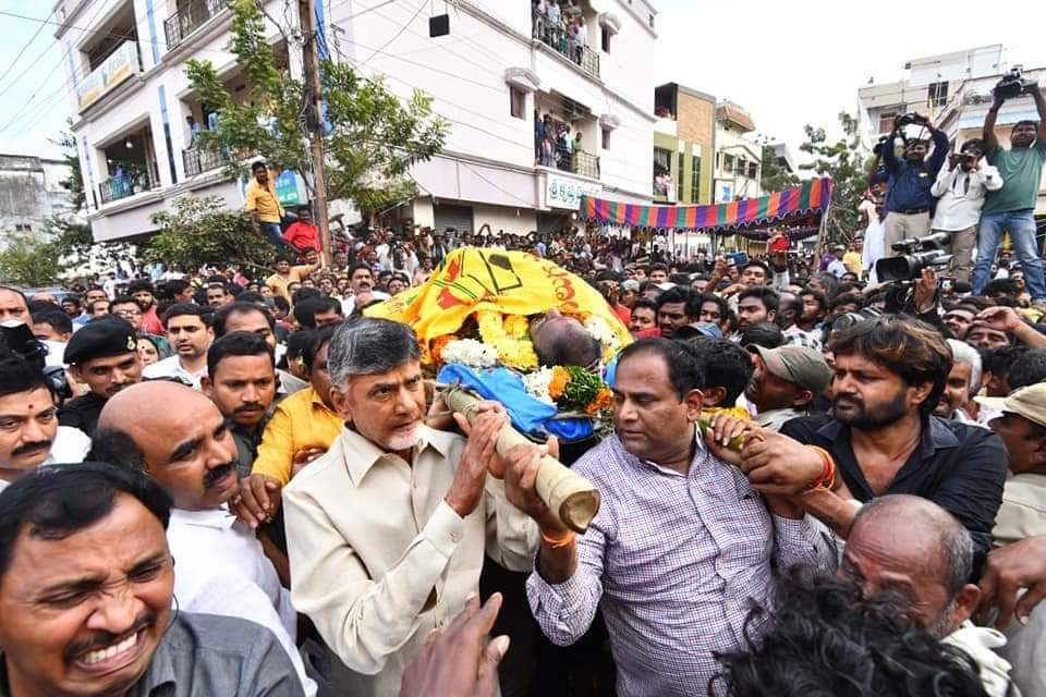 KanumuriVikas's tweet photo. కార్యకర్తలు, పార్టీని నమ్మినోళ్ళని ముంచే నాయకులు ఉన్నారు.తనని పార్టీని మోసిన పార్టీ నాయకుడి భౌతికకాయాన్ని మోసే మహా నాయకుడు నా @ncbn.🙏🙏🙏🙏🙏
#CBNIsMyLeader
#SaveAmaravatiFarmers
@naralokesh @venkatatatineni @kesineni_nani @anigalla @JaiTDP @chekree @ncbn @GangadharThati https://t.co/oYnkHebgIn
