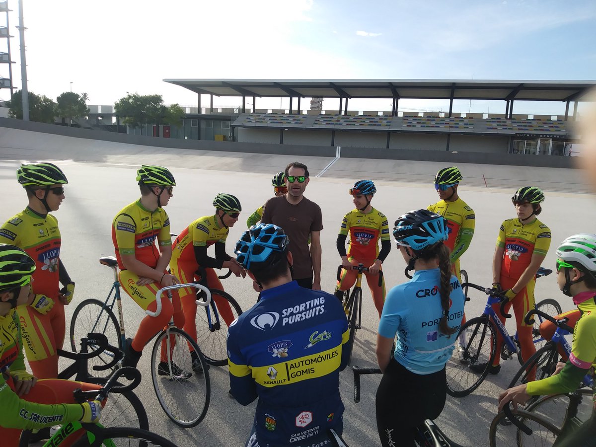 antoniocartero1's tweet photo. Hoy el tecnico de Fccv Guillermo Ferrer a aprovechado las vacaciones de los chicos y chicas para seguir preparando la temporada de pista en un entranamiento matinal en el velidromo de San Vicente del Raspeig. https://t.co/3DqwJJGxJJ