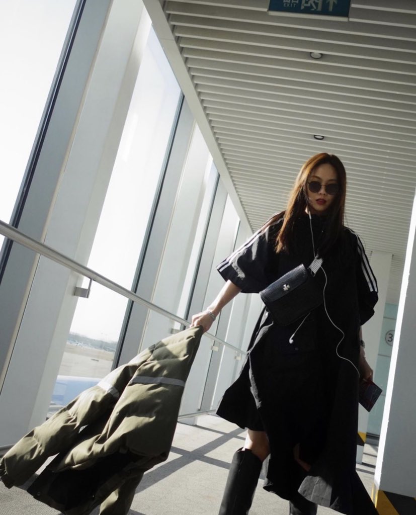 feiarchive's tweet photo. 191226 ig update “🖤🖤🖤” https://t.co/bvOuApeu2E