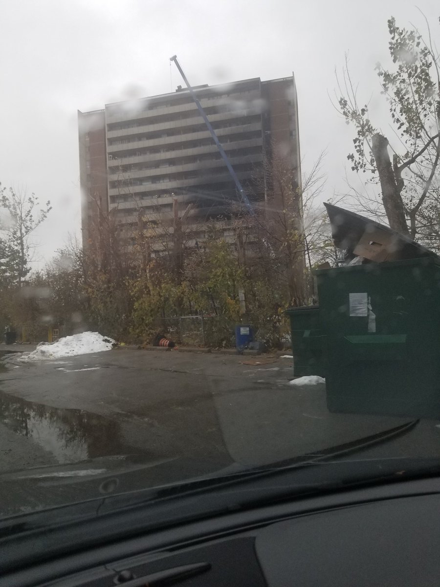 VincentMuia17's tweet image. #firedeath235gosford 
#235gosford 
@JohnTory 
@fordnation 
@ColleMike
@ChiefPeggTFS 
@ryandoyleshow 

Mr.Nam Tu Huy Vu
DIED on the balcony
At the fire on 235gosford.
The use of a crane could of saved his life. Does the
Toronto Fire  Dept. have
CRANES  available  to
Fight fires?