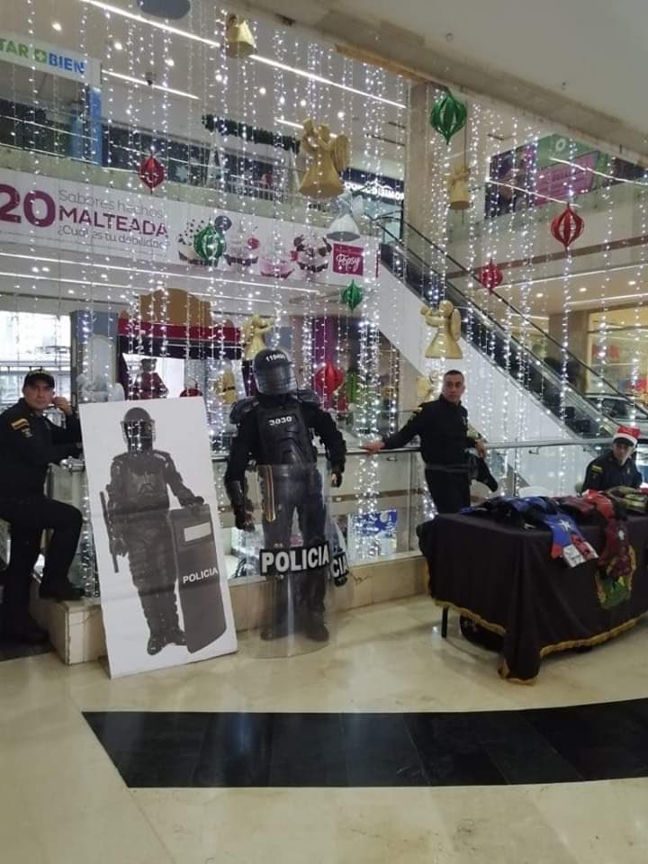 smilelalis's tweet photo. En el capítulo de hoy:
“¿Cómo limpiar tu imagen de asesino? Haciendo que los niños se tomen fotos con nosotros”

Son detestables. https://t.co/F5mw68n96x