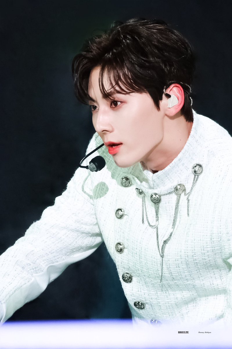 hjyeon0809's tweet photo. 검정 보라 초록 파랑 모든 배경이 잘 어울리는 황민현 💂🏻‍♂️ 이렇게 잘생겼는데 어떻게 안좋아해 https://t.co/TxzuWSeTdx