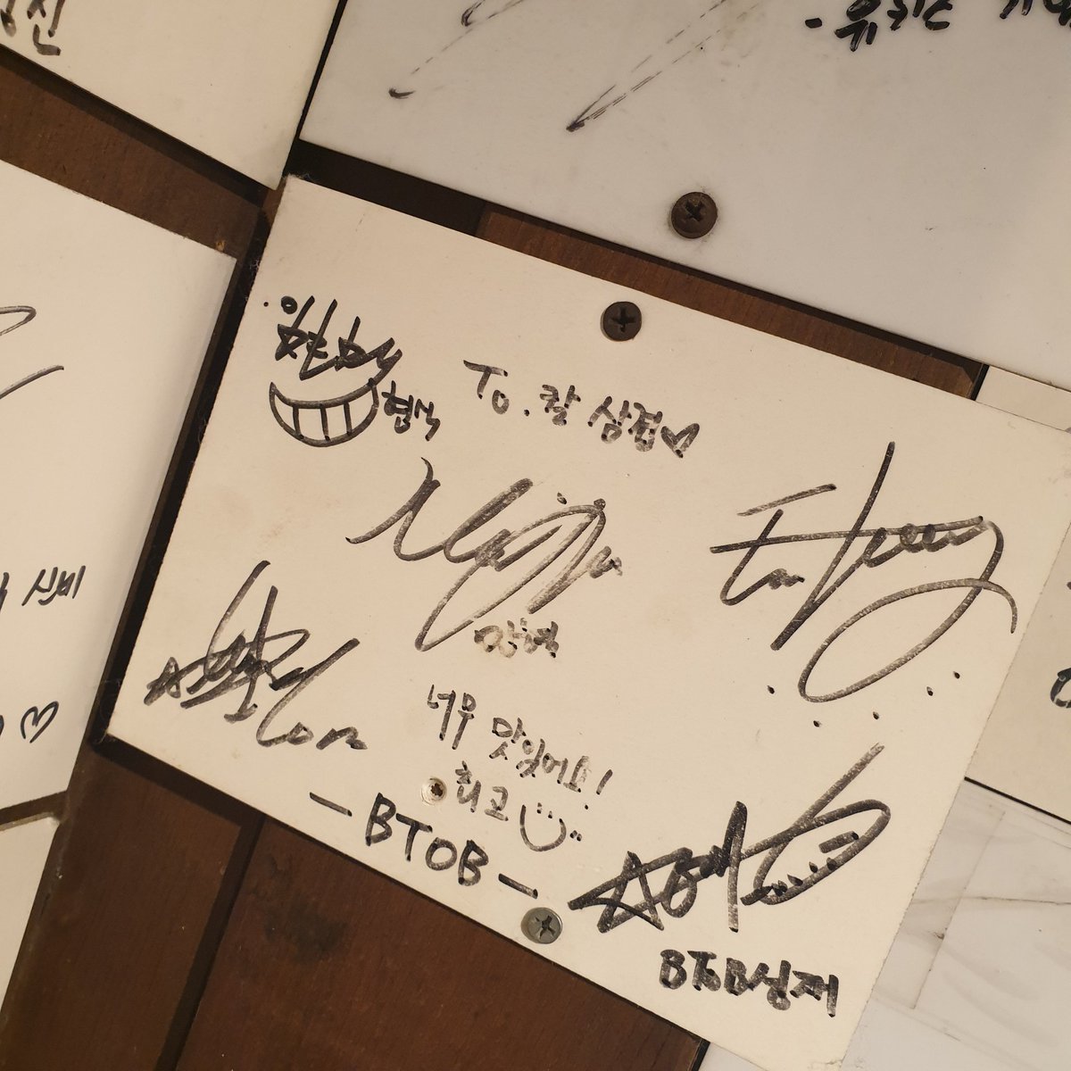 Moring0321's tweet photo. 오랜만에 압구정 가서 고기 먹었는데 비투비 싸인...헝ㅠㅠㅠ칠투비 보고싶다 #비투비 #BTOB https://t.co/iw9EmGzbhW