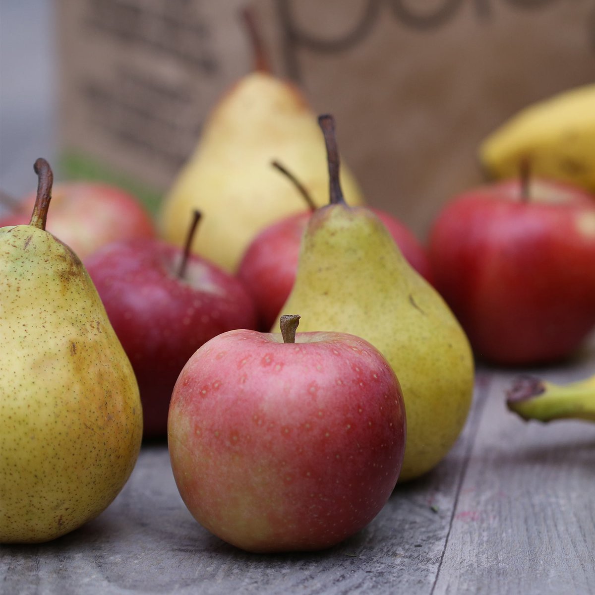 🎅Avis aux courageux, déjà de retour au bureau !🍎 Au programme cette semaine : des pommes, des poires, de jolies mandarines BIO, des bananes BIO fairtrade et une sélection de fruits secs (variétés selon région).
Bonne dégustation !