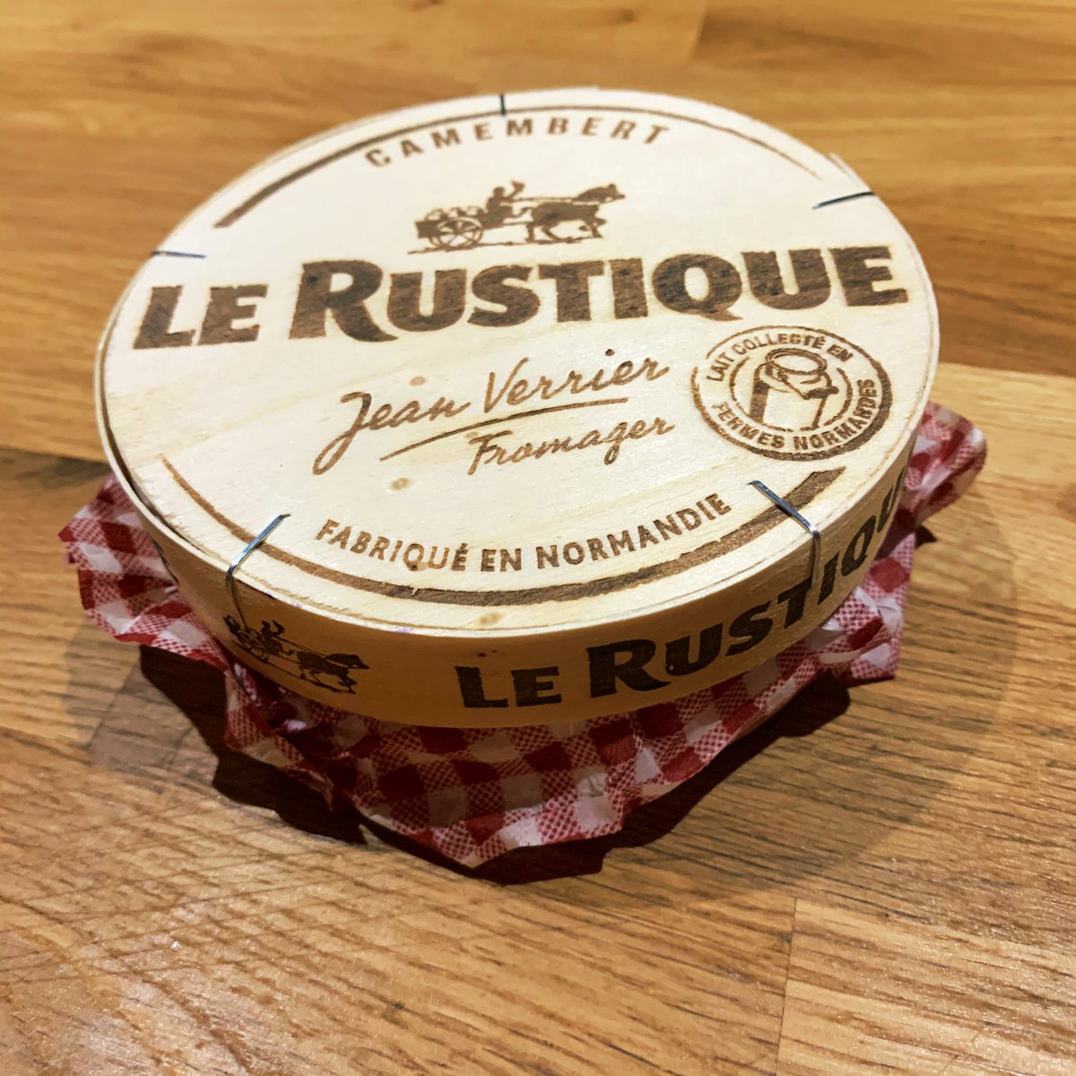 jamesenjoyrelax's tweet photo. Cheese time - Camembert - get in my face! 😊😋🧀🧀🧀🧀 #nom #Christmas #Xmas #boxingday #christmascheese #Camembert #piggy #stuffed #christmastime🎄 #lerustique https://t.co/6gldCjQkt9