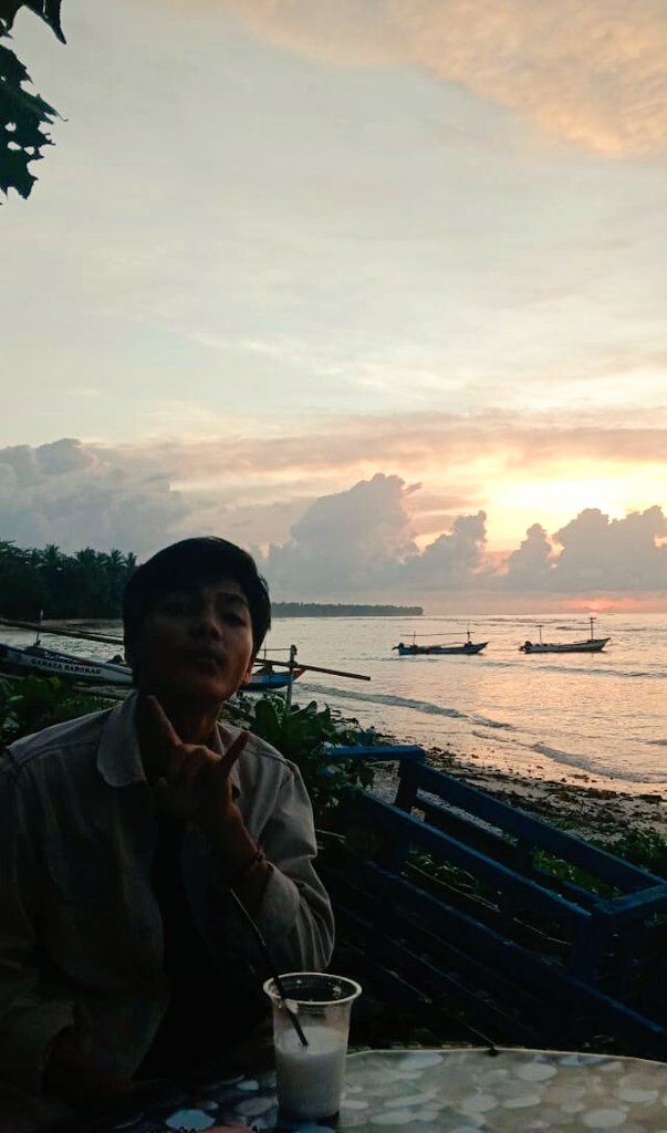 rapyour4's tweet photo. ga pulpen ga pac*r diambil smua sama temen. https://t.co/ml3xkaqkIQ
