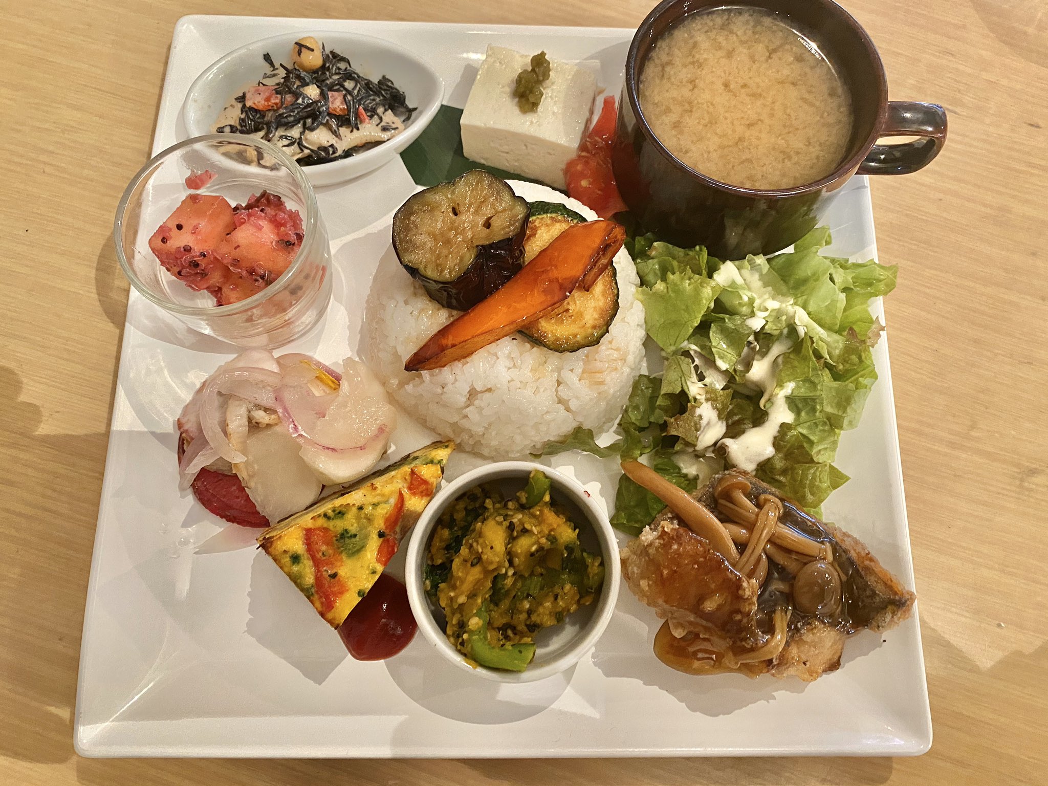 Murakamigo 学芸大学駅近くのオーガニックレストランでランチ 体に良くてもちゃんと美味しくないと と常々思ってるけど ココは満足 予想外に濃いめの味付けで メリハリもあって美味い ランチで1000円オーバーするけど 余裕でその価値はあるな と