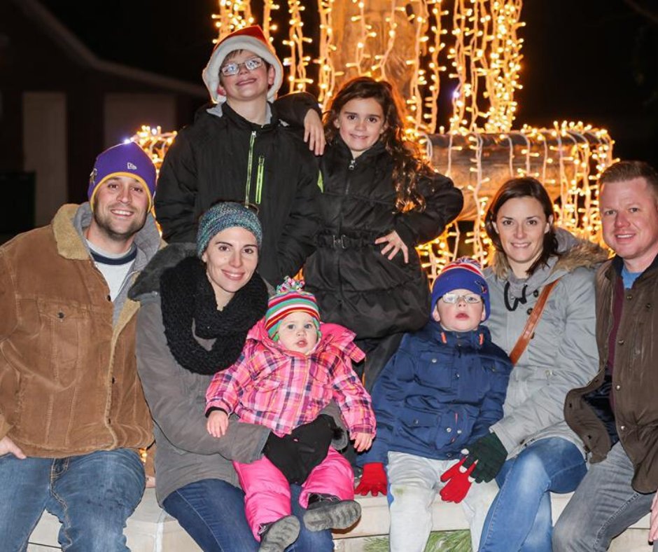 VisitAmherstbrg's tweet photo. Amherstburg's River Lights are still shining and the Gingerbread Warming House will be open EVERY Fri., Sat., Sun., 5:30pm-8:30pm until January 5, 2020! #qualitytimewithfamily #freehotchocolate #winter2019 @rivertowntimes @939theriver @TWEPI @EyesOnWindsor @windsoriteDOTca https://t.co/xAWzhL3ArV