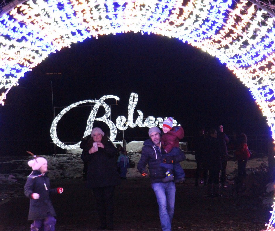 VisitAmherstbrg's tweet photo. Amherstburg's River Lights are still shining and the Gingerbread Warming House will be open EVERY Fri., Sat., Sun., 5:30pm-8:30pm until January 5, 2020! #qualitytimewithfamily #freehotchocolate #winter2019 @rivertowntimes @939theriver @TWEPI @EyesOnWindsor @windsoriteDOTca https://t.co/xAWzhL3ArV