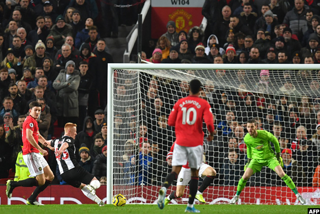 newvisionwire's tweet photo. 34' ⚽️  DID YOU SEE THE TWO GOALS?

#EPL:  #ManUtd 1-1 #Newcastle 

Matty Longstaff struck after 17 minutes to give the visitors the lead. But seven minutes later, Anthony Martial equalised!

 #MUFC #NewVisionXtra https://t.co/PqPp0SD9rd