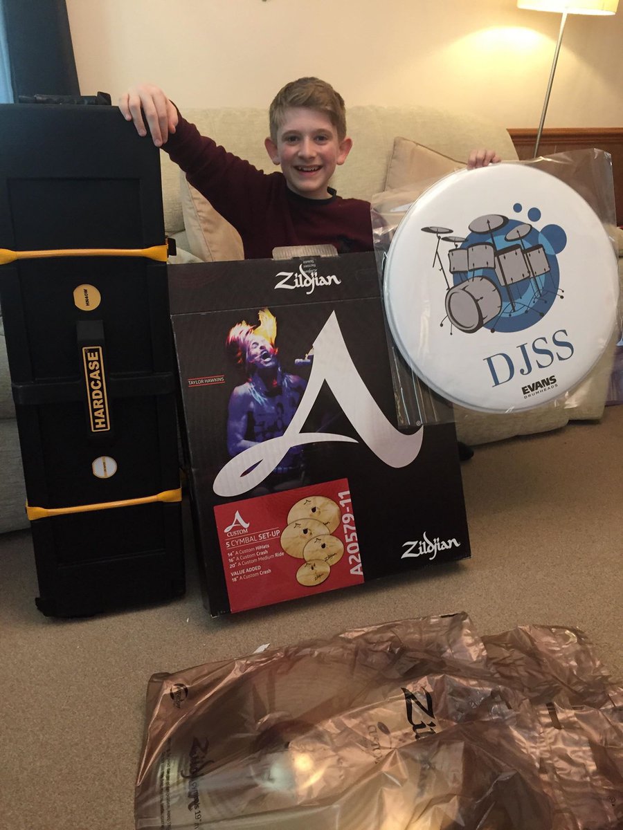 DJSSDrums's tweet photo. Awesome drum haul this Christmas! 40” @hardcase_drums, personalised @EvansDrumheads, and a pack of @zildjianGBI #Acustoms! Woohoo #drummerslife #weeklygroove #iconicgroove #inspired #drums #drummer #youngdrummer #drumgroove #music #musician #grooveshare #drumsharing❤️🥁😀🎄 https://t.co/sjw0XPE4Dy