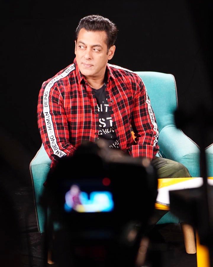 AdityaR70777174's tweet photo. Happy birthday Bhaijaan 🎂🎂
#socute #smart #veryhonest man @BeingSalmanKhan 👈👈 https://t.co/1uVNFUcXgm