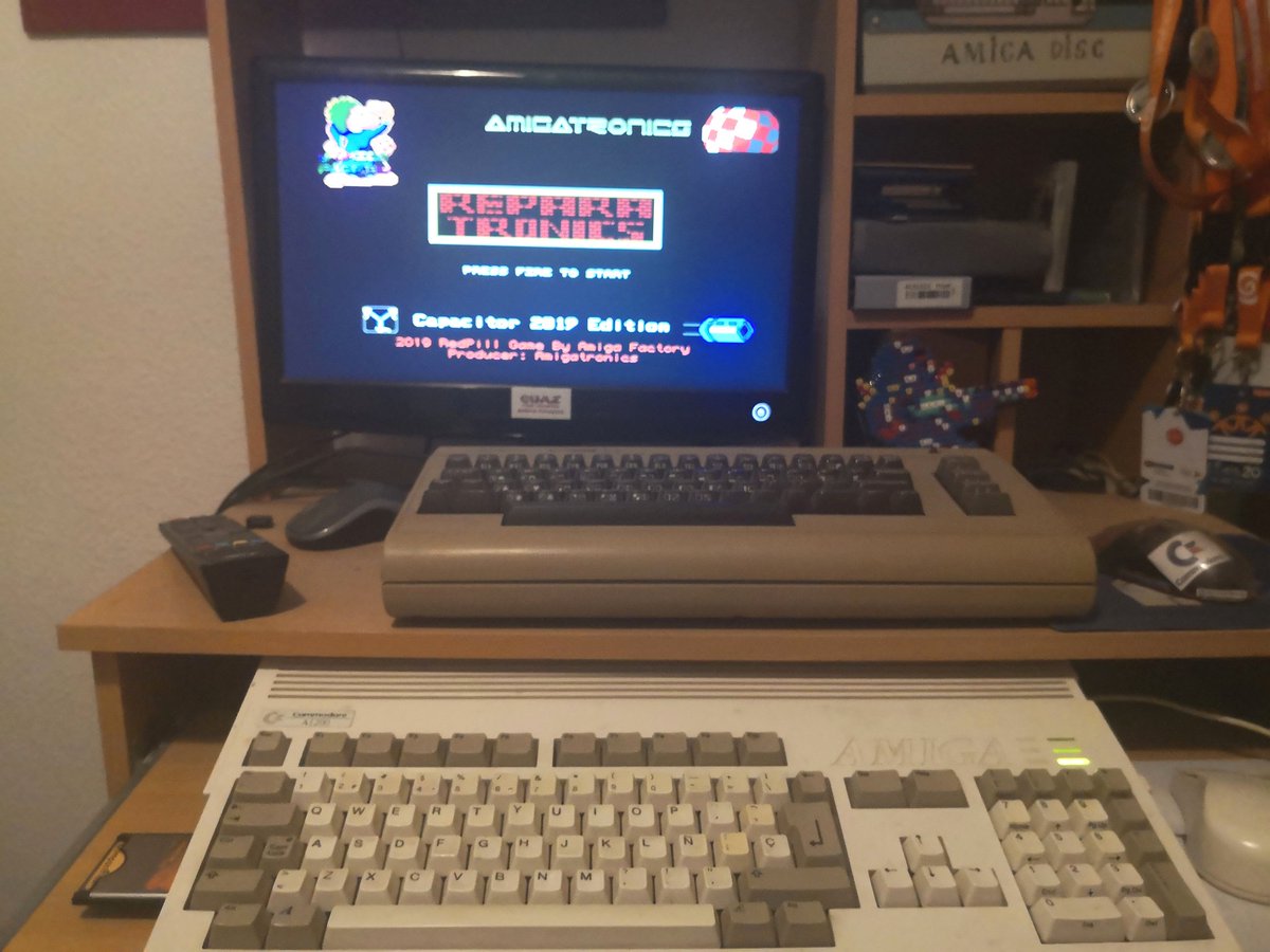 rogerles2016's tweet photo. #NavidadesCommodore #tardeAmiga jugando a los juegos de la última #capacitor y al #rygar en mi #A1200 y al #ReshootR en la #cd32 https://t.co/TbcfoxHrzs