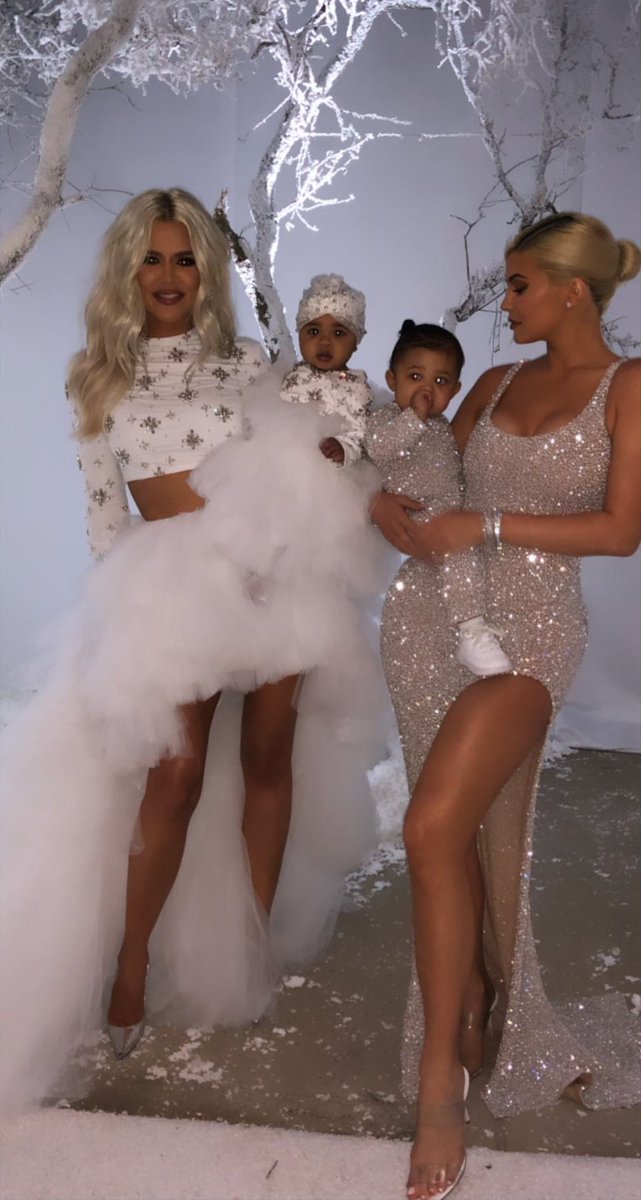 rayitastyles69's tweet photo. IG Dylan: Mi esposa, junto con mis dos sobrinas.
Blake y Stormi y mi hermosa hermana pequeña ��
Feliz navidad 🎅 https://t.co/kCAO1yzgjO