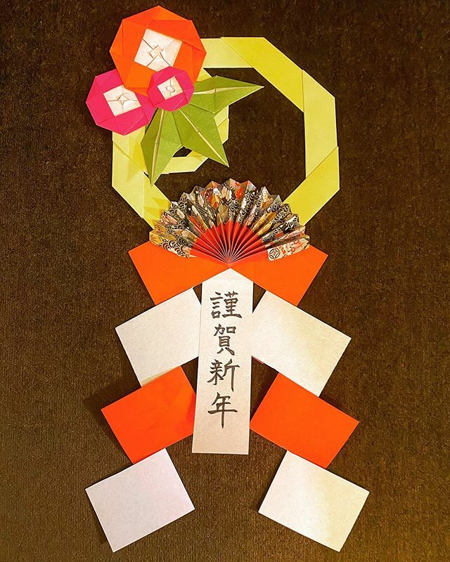 Ayaka Hasegawa フリーライター デザイナー 折り紙でお正月飾り付け第一弾 しめ縄 日本で買ってきた派手派手な和柄折り紙を活用する時がきた٩ ᐛ و My Favourite Origami Origamiart Newyear Traditionalart Tradition Japanese 折り紙