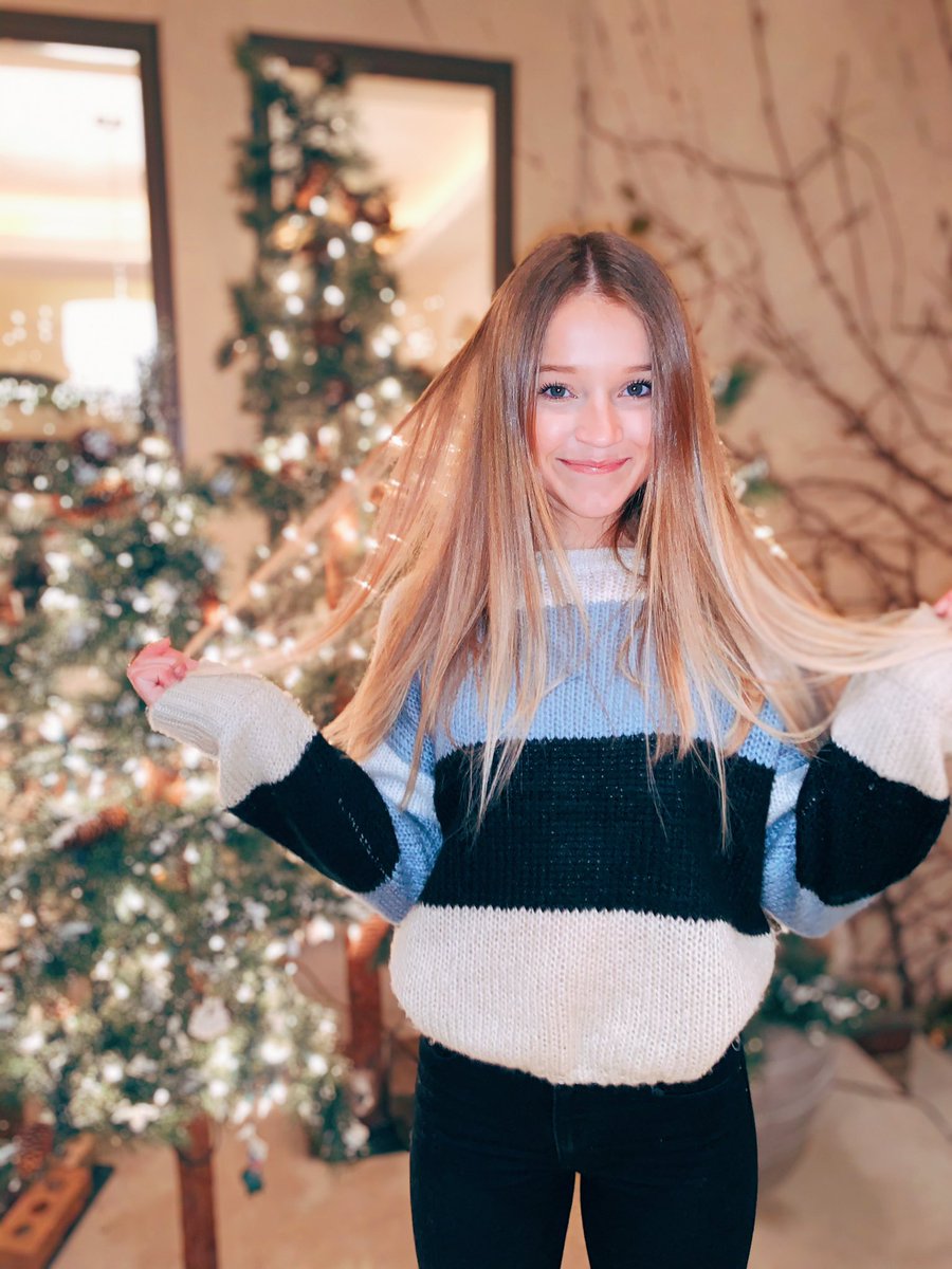 litchfield_s's tweet photo. spent our whole fam christmas taking pictures... oops https://t.co/SNsG0pdrni