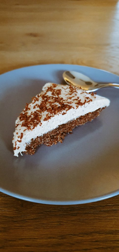 hauntedollx's tweet photo. Iknow I forgot to make a cute picture of the whole homemade vegan cake so here is a piece instead: the bottom is cacao, dates, almonds and the top is from cocos cream and peanut butter with chocolate https://t.co/zcBsOOcG9J