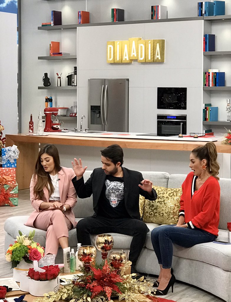 DiaaDiaCaracol's tweet photo. En este momento el ilusionista y mentalista @mgallero es la envidia de muchos hombres porque pudo ‘enloquecer’ a todas estas hermosas mujeres con su magia 😱 https://t.co/uEOz1dvrHy