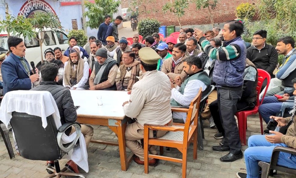 Etahpolice's tweet photo. एटा ~ नागरिकता संशोधन अधिनियम व शुक्रवार की नमाज के दृष्टिगत सेन्ट्रल पीस कमेटी की बैठक हुई सम्पन्न, जिलेभर से आए संभ्रान्त नागरिकों से संवाद कर एसएसपी तथा @DM_Etah ने की शांति सौहार्द की अपील, जनपद भर में बांटे गए #CAA से संबंधित पंफलेट।
#SamvadHiSamadhan #UPPolice https://t.co/SF9RdYpCbf
