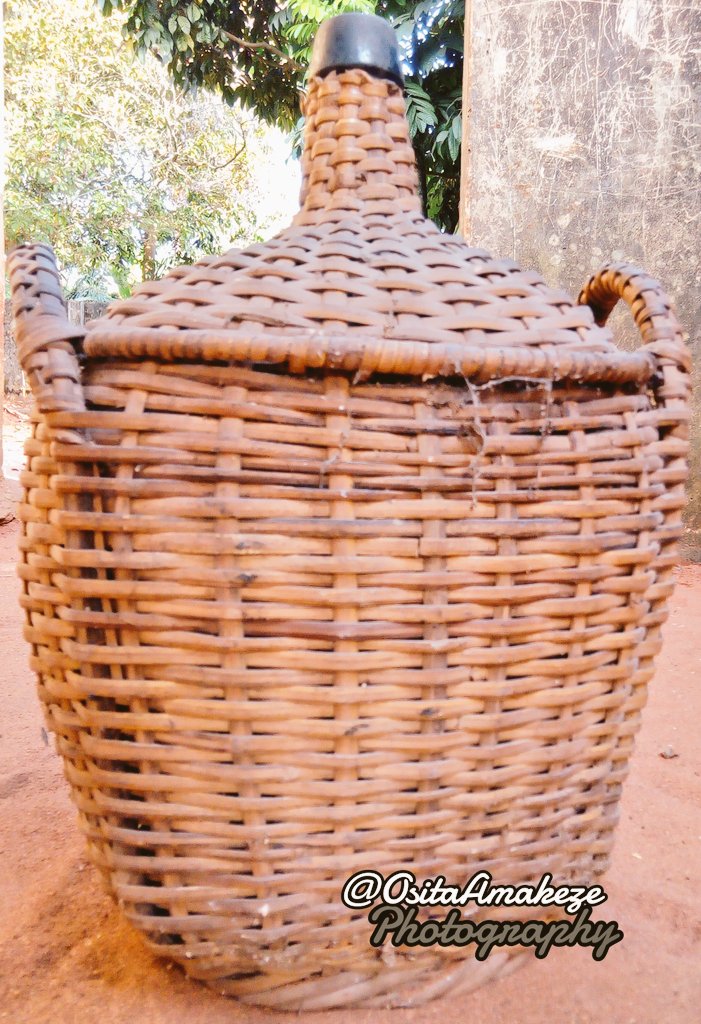 OsitaAmakeze's tweet photo. A jụrụ ya, "ị na-aṅụ #mmanya kwa mgbe ka ọ bụ ọ dapụtara gị?"
Ọ zaa sị, "ọ dapụtara m, kama ọ na-adapụtara mụ kwa mgbe kwa mgbe."
Nke a bụ troublem- nchịkọta #trouble na #problem.
Meanwhile, it's #BoxingDay ụbọchị e ji enwe efe atọghe onyinye #Christmas https://t.co/bmXCw8Vm6c