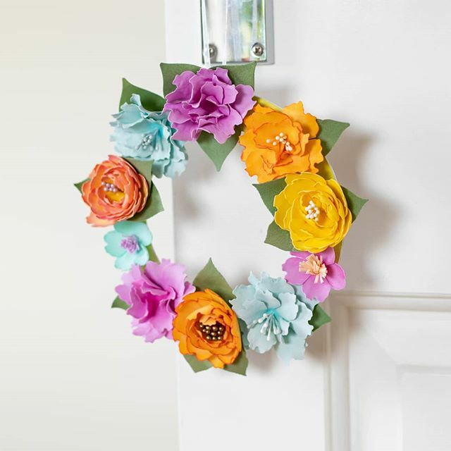We're already getting ready for Spring 🌸 To find out how to make this fabulous floral wreath, check the link in our profile!