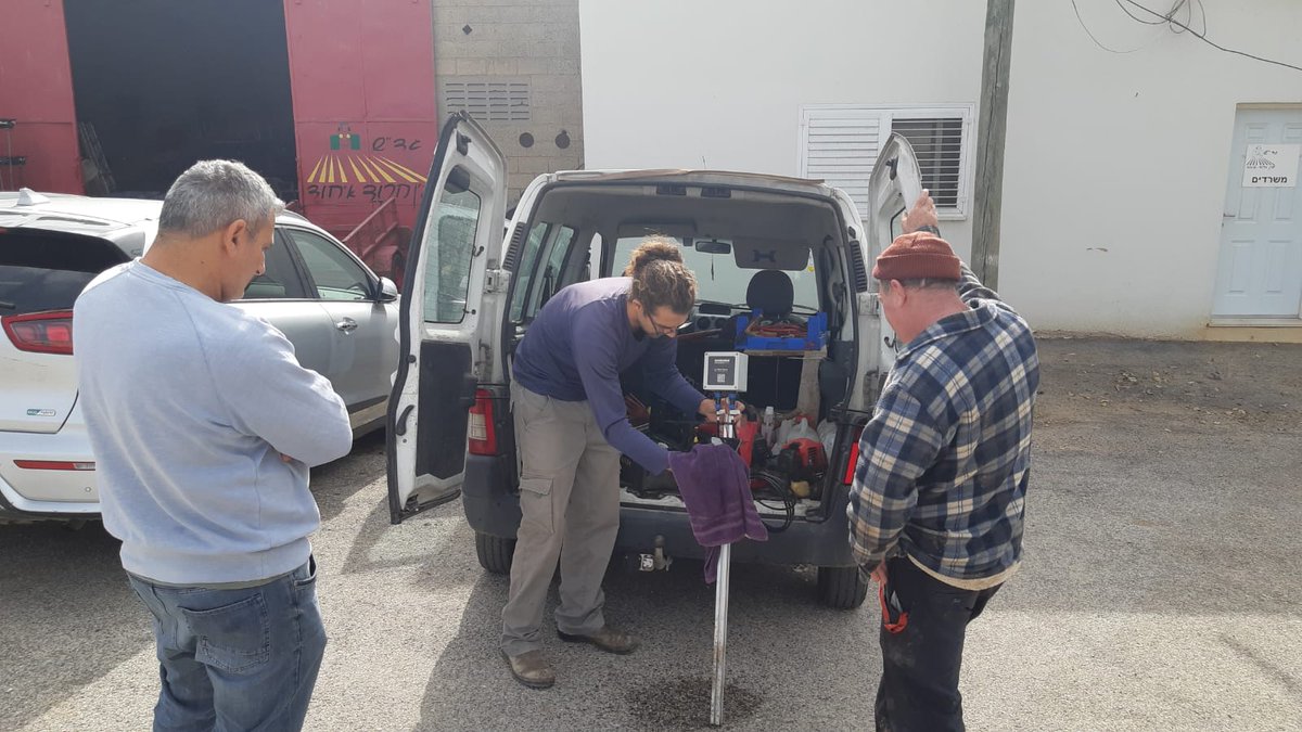 RivulisOfficial's tweet photo. #Root_Sense installations around the world : earlier this month in a #Carrot field in #Israel!
The @naandanjainbr's Root Sense enables the grower to know how his carrot's roots #Feel and what are their #irrigation_Needs in every given moment.
https://t.co/pzHQQRknLN https://t.co/ZrhJGloROk