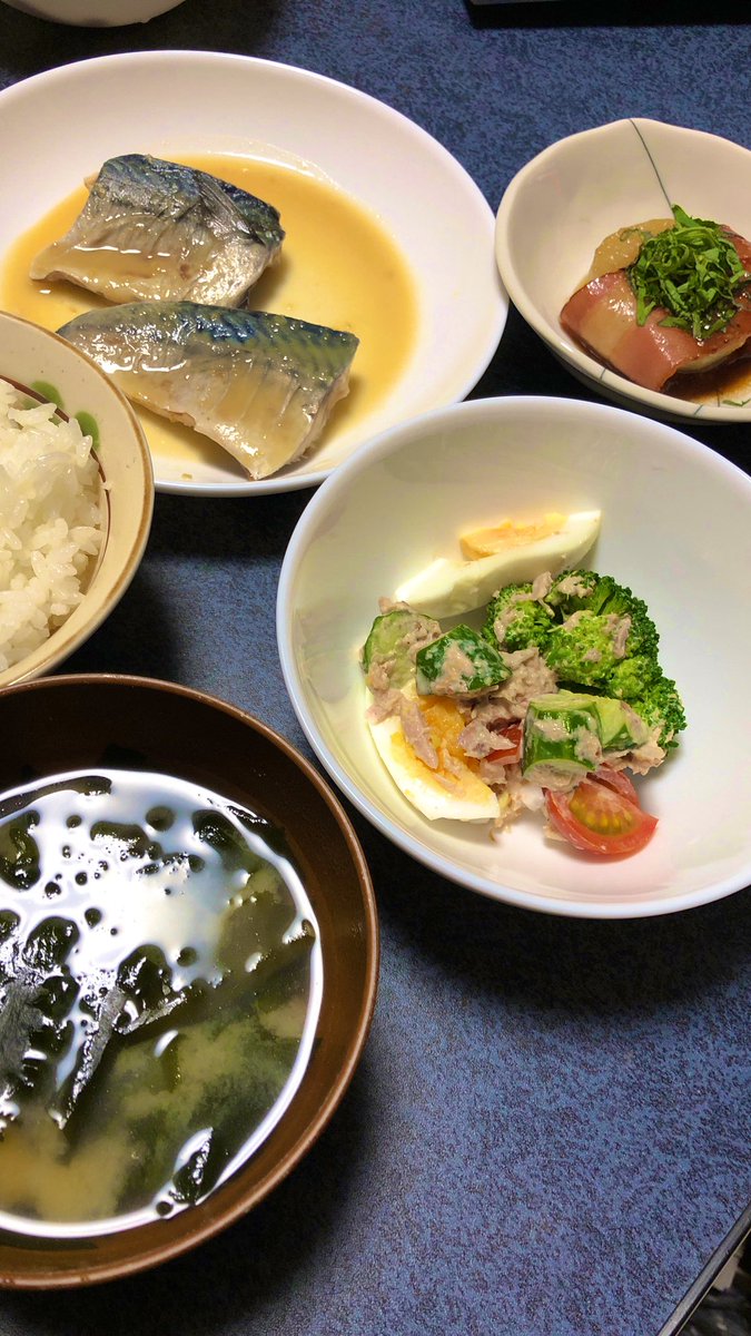 ট ইট র あす ばな 今日のゆうはん サバの味噌煮 サラダ 大根ステーキ ワカメのお味噌汁 昨日までの肉食系ごはんと打って変わって 今夜は 和食で庶民的な感じと感想頂きました 胃も休めないとね 夕飯 和食 庶民的