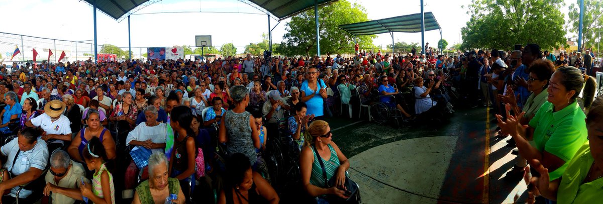 Omar_PrietoPSUV's tweet photo. #26Dic Continuamos con el trabajo incansable a través de @BansurSFco
en Maracaibo en beneficio de nuestros abuelos y niños con hipertensión y/o diábetes. Medicamentos, alimentos, atención médica, sistema prehospitalario, hidratación. Nada nos detiene! #GMVVLograLaMetaDe3Millones https://t.co/0iCRHlWJCU