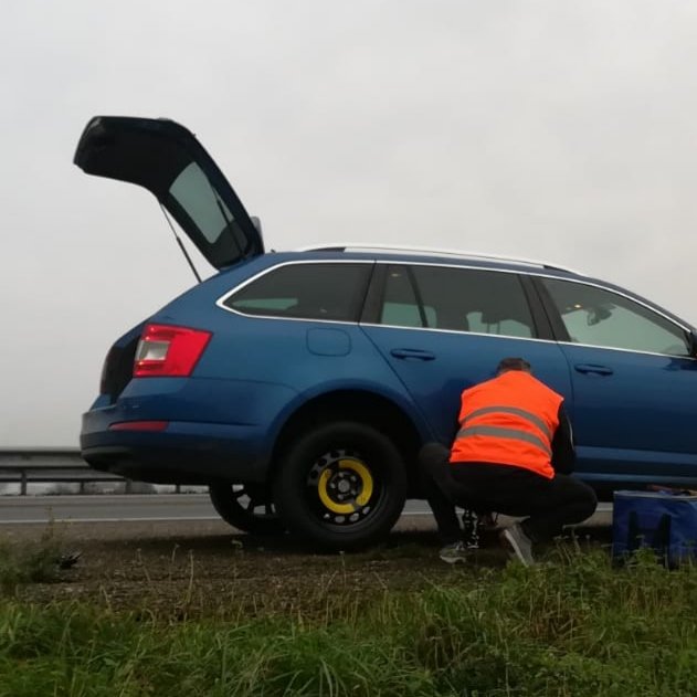 marcopverhoef's tweet photo. Hmmmm, onderweg naar het #kerstdiner, ligt er iets op de linker baan ... #lekkeband #pitstoprecord https://t.co/Ldwt5wIFZ2
