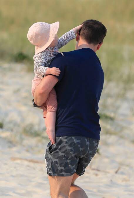 antanddecph's tweet photo. BREAKING: Isla, 1, is already growing up to half of the height of Dec, 44.
Come on, Dec, baby girlโs catching up ๐ #antanddec #DeclanTuesday https://t.co/5OzmpIcFSQ