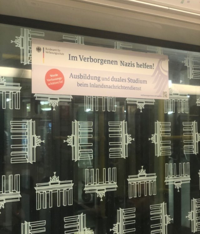 m_redical's tweet photo. Starke Aktion! ✊
In Berlin haben Aktivist*innen die Werbekampagne des #VS mal der Wahrheit angepasst!

Die Vergangenheit hat gezeigt: Gegen die FaschistInnen und ihre Handlanger heißt auch VS abschaffen!

#VSabschaffen https://t.co/twAZuzAkP4