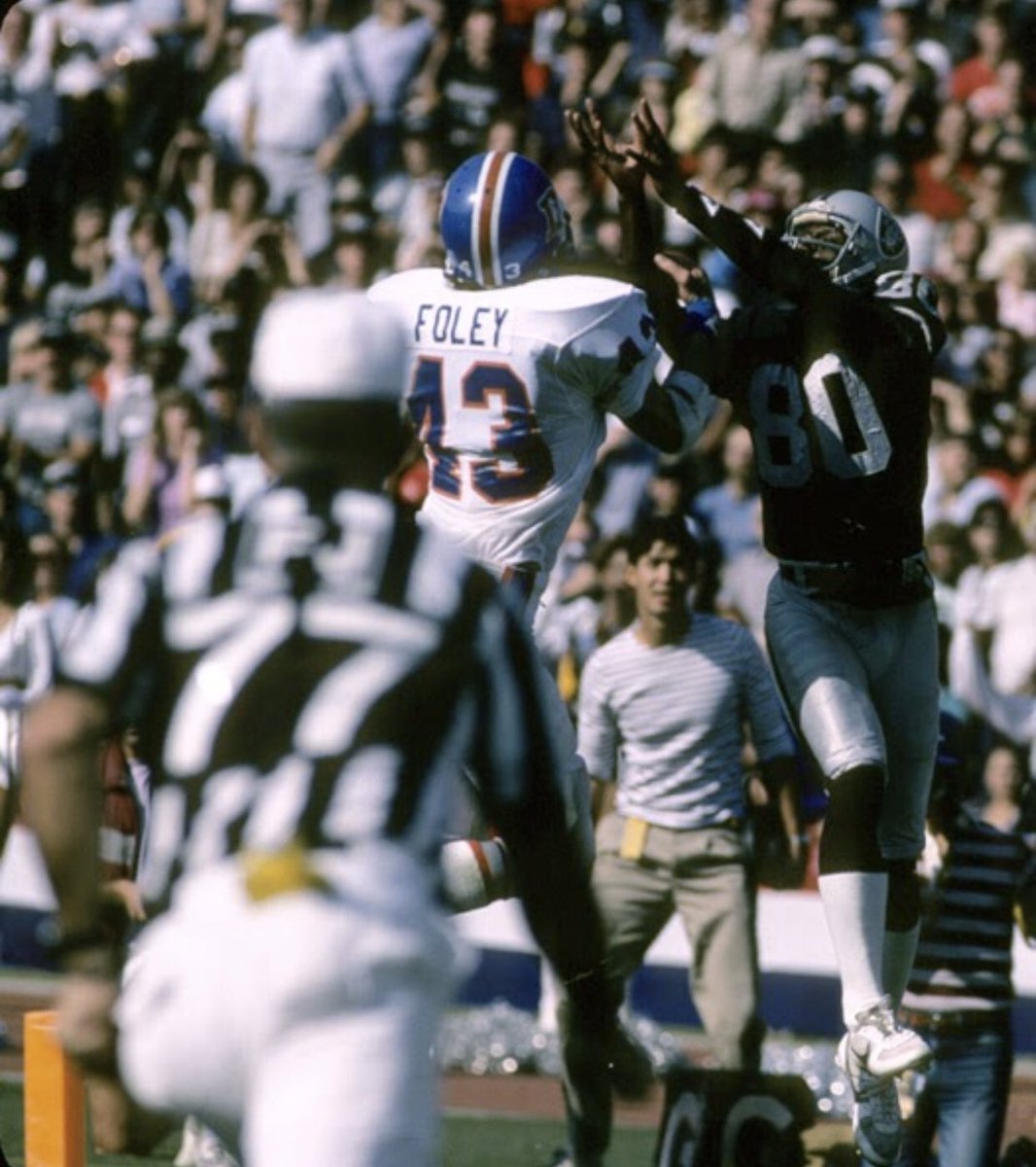 BroncosQBClub's tweet photo. Beat Oakland!  #BroncosCountry https://t.co/gOby9hrbXm