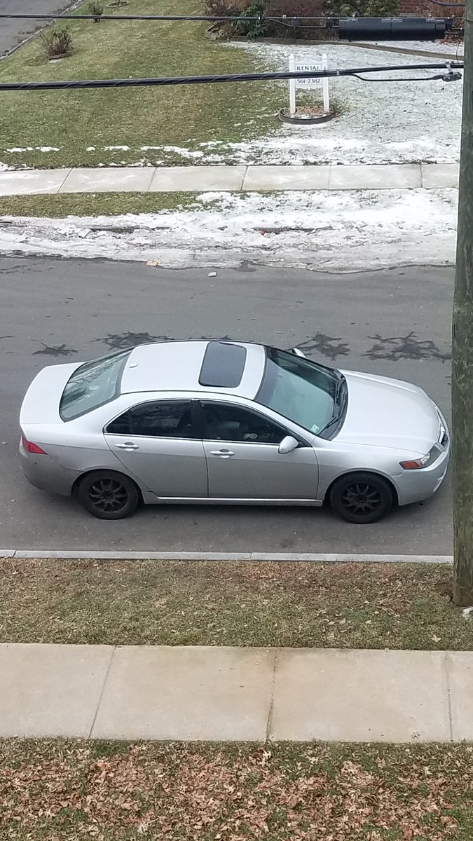 EnjaeO's tweet photo. @BadlyParked 
Nearly in the middle of the street!
#EpicFail https://t.co/jqjXH2uLfp