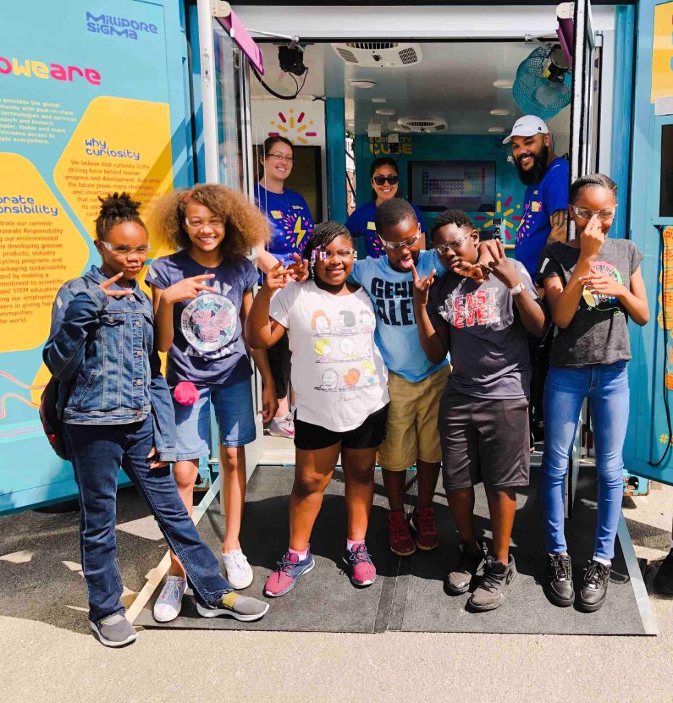 MilliporeSigma's tweet image. In 2019, we had the opportunity to #SPARKCuriosity tens of thousands of times at the #CuriosityCube. Some highlights include: a new design, 159 hands-on learning events in 22 cities across North America, 800+ employee volunteers &, best of all, we reached over 100,000 students!