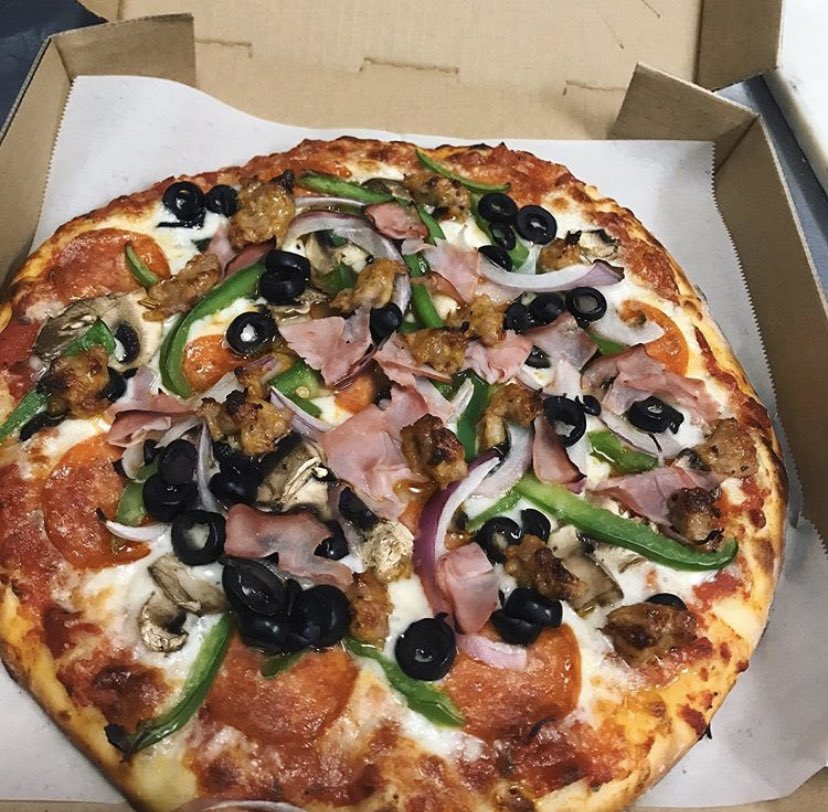 MrMoixx's tweet image. We were just imagining this while we were stuck in the snow. We were hungry and tired and wanted to go to the restroom. #pizzalovers #grapevine #lebec #eatlocal #pizzeria #familybusiness #stuckwiththefamily #californiasnow