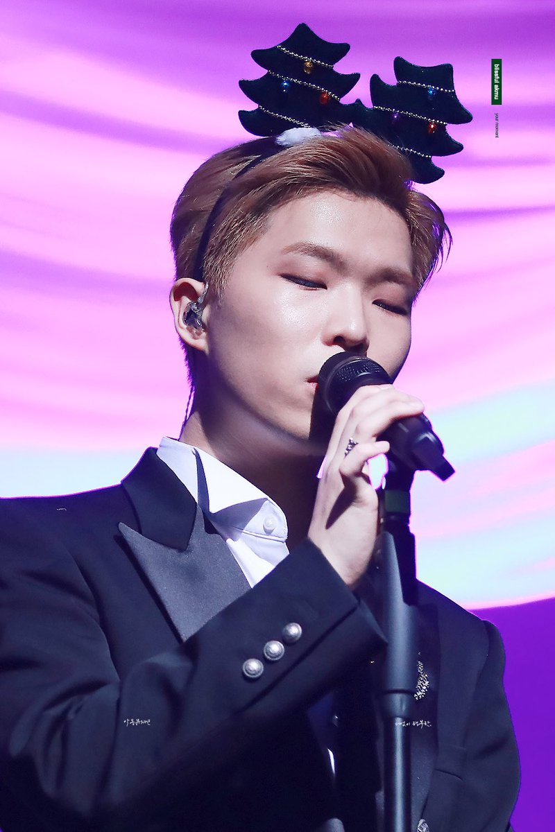 191225 항해 대구콘서트 #찬혁 HQ

탐라에 3번 외치면 이뤄진다면서요?
이찬혁 왕자해 이찬혁 왕자해 이ㅊ
이미 왕잔데 더 외쳐야 하나요 //3//

#악동뮤지션 #악뮤 #악뮤찬혁 #이찬혁
#akmu #chanhyuk <a href="/official_akmu/">official AKMU</a>