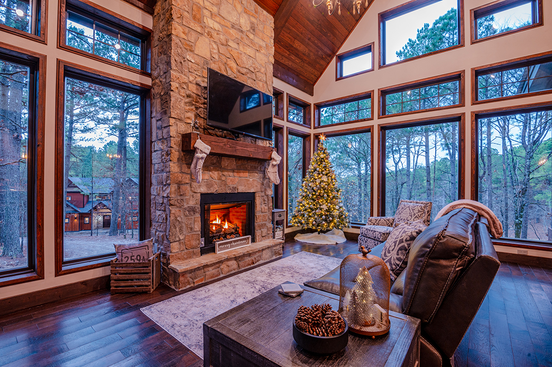 pinelakeOK's tweet photo. Book your #romantic #wintergetaway in Romantic Pines Lodge - the newest #PineLakeAtBrokenBow property available to book now! For rates, photos, and details visit our @PineLakeRentals website - https://t.co/ZoZHlv5qLi 
#brokenbow #vacationrental #couplesvacation #lovebirdlodge https://t.co/kOEeeCARmL