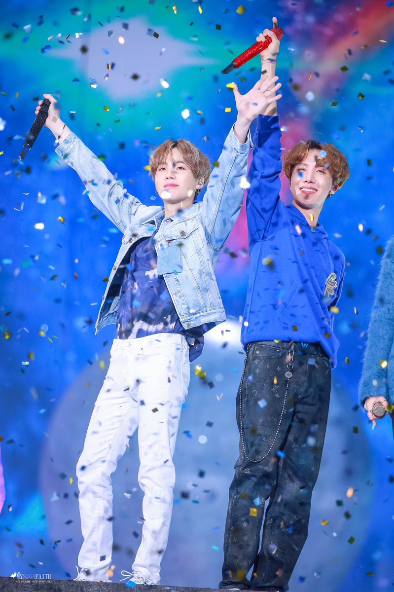 _hopeu's tweet photo. 💙💙✨Blue is beautiful but you MORE beautiful ✨💙💙

            💙✨Your my Lights ✨💙

📸 : @mysugafaith 💙
#JHOPE #SUGA #제이홉 #슈가 #윤기 #방탄소년단 #호석 @BTS_twt https://t.co/i1QagKvaAS
