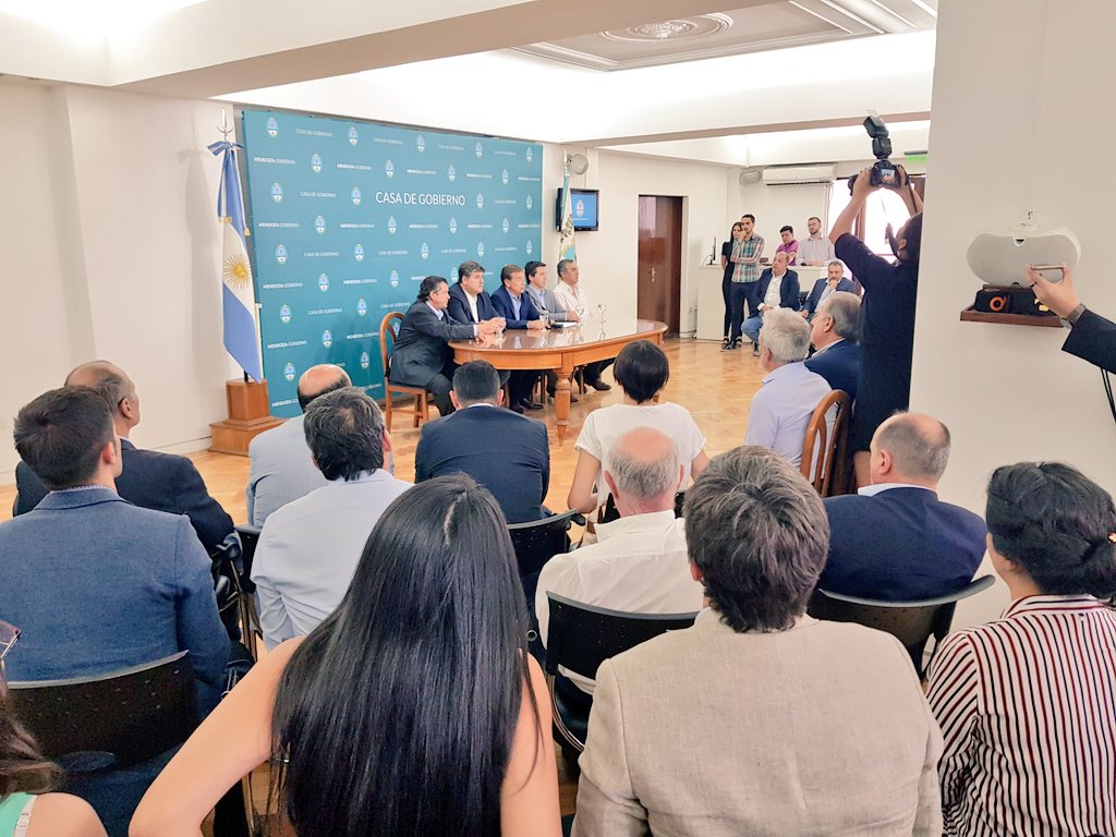 #DiálogoYConsenso

La voluntad popular siempre es el mejor camino. Creemos en la democracia. Por eso confío que el llamado de @rodysuarez a dialogar sobre la Ley N° 9.029 ayudará a que los mendocinos debatamos nuestro futuro <a href="/MarioAbedok/">Mario Abed</a> <a href="/petilombardi/">Andrés Peti Lombardi</a> <a href="/vibanezrosaz/">Victor Ibañez Rosaz</a>