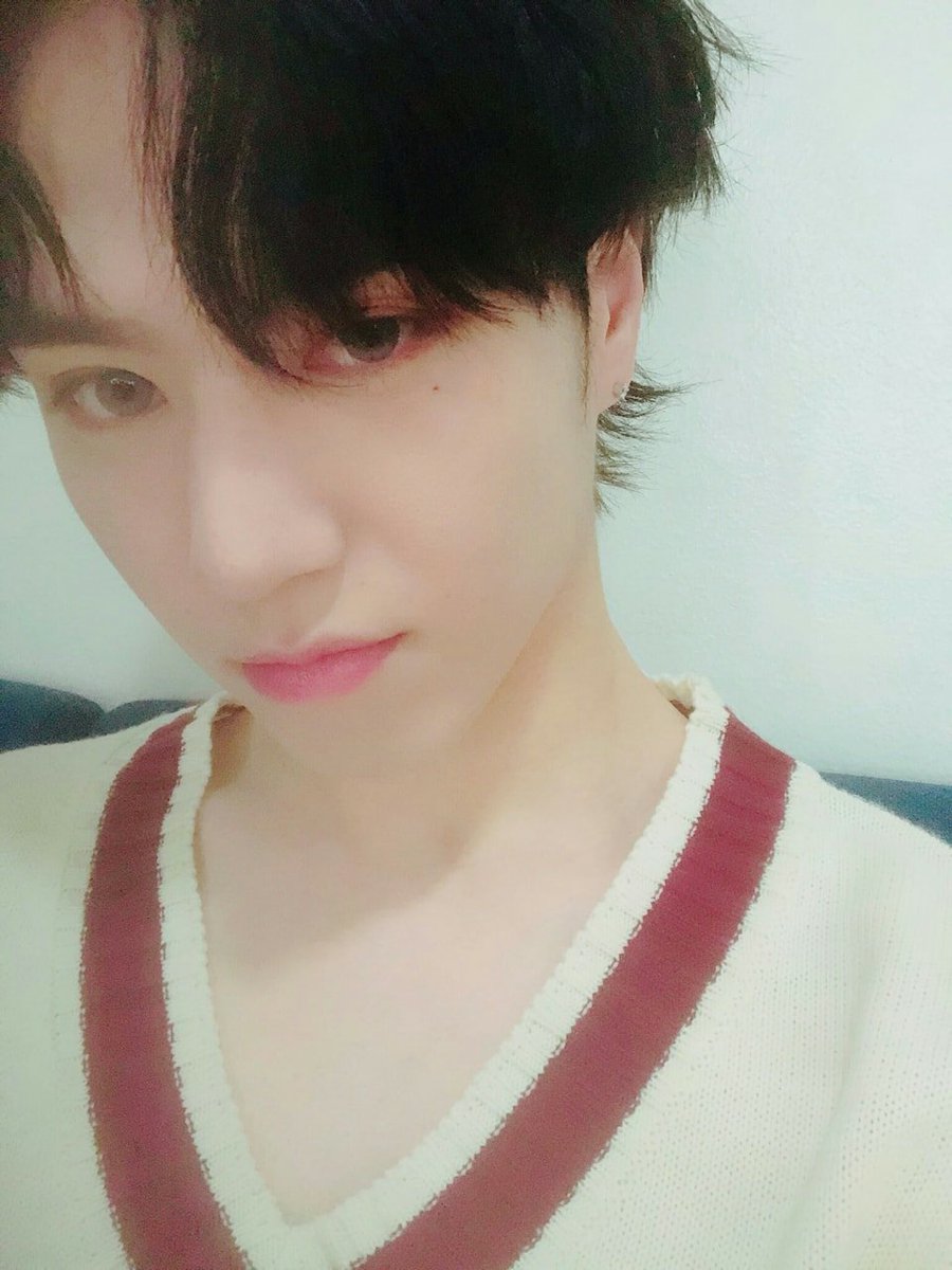 iFuck7official's tweet photo. [#CHRIS2] La peda del otro día no acabó conmigo y aquí está la living proof, estoy vivito y coleando escuchando el temazo que es #JOYFUL_DREAM, el cual me hizo ser menos grinch. Let's everybody have a #MERRYMAGICDREAM! No se pierdan este temazo. 🎅❤ https://t.co/3tY5TjUk41