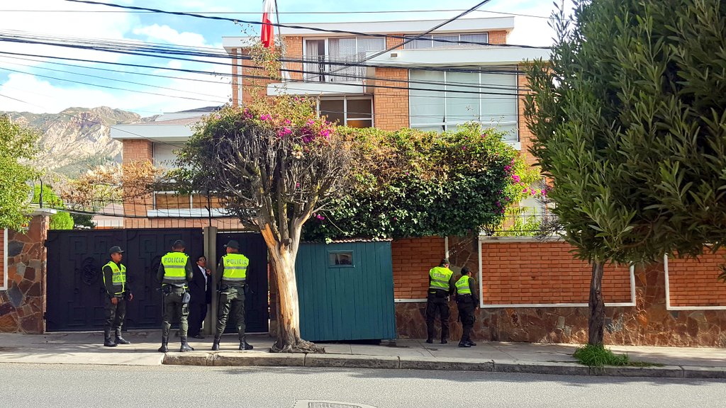 FreddyteleSUR's tweet photo. Continua el inusual control policial en las sedes diplomáticas de Mexico en La Paz donde se asilan ex autoridades. El gobierno instalado tras el golpe de Estado dice que se trata de protección. Ni en dictaduras militares se vió algo parecido en Bolivia @ConexiontlSUR https://t.co/hKAgGCbHpe
